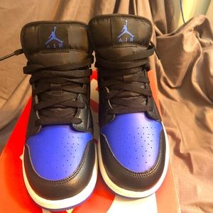 Kids size 7y Jordan 1 mid “Black royal”